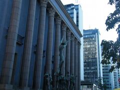 で、どこに来たかと言いますと、コンサートホールです！

授賞式はこちらで行われるようですので、内部も見たかったのですが、
時間の都合でやむなくパス。。。