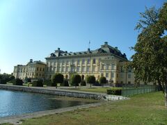 着きました！！！水辺にたたずむドロットニングホルム宮殿☆☆☆
なんと美しい！

バス停からすぐ見えるので、降りるタイミングも問題ありません。
バスは良かったのですが、グロナ線！途中までしか行かない電車に
乗ってしまい、しかもそれが引き込み線に入ったことに気が付かず（汗）

運転手のお兄さんに教えてもらい、ALVIKという駅でしばし電車を
待ちました。

グロナ線の車窓はとても良かったです。街並みも自然も両方堪能しました。