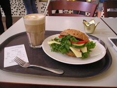 さて、お庭の前にお手洗い！宮殿内にはないんですって。
カフェ近くの建物にあるということでしたので、ついでに
ランチもしちゃいます☆

おじいちゃんの「ヨウコソ！」に感動(*¨*)