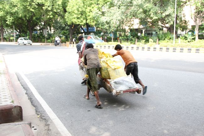 メトロの駅まで徒歩で向かいます。<br /><br />重そう