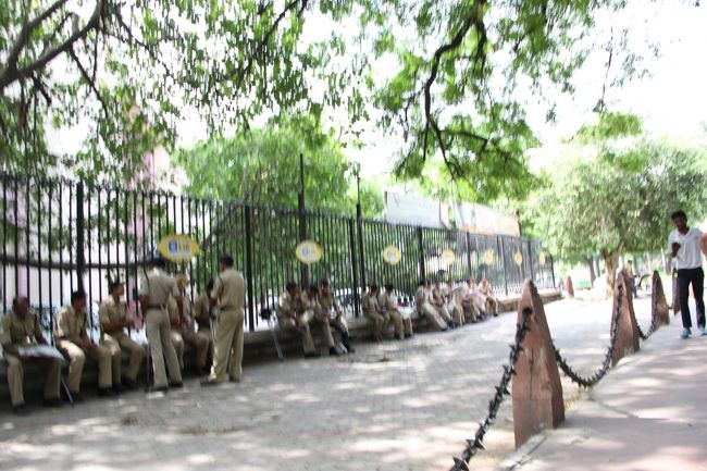 独立記念日前日で、そこらじゅうに警官がいらっしゃいます。<br /><br />