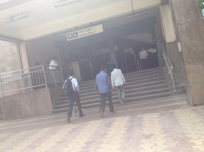 イエローラインPatel Chowk駅から乗車します。<br /><br />この駅にメトロ関連のちょっとした展示があったり、メトロ関連のグッズも販売されてます。