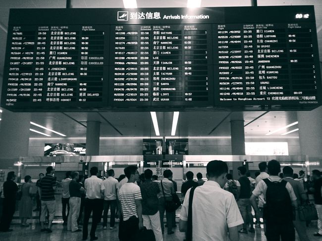 日付変わって午前0時20分。空港には出迎えの人が沢山。どの人にもそれぞれドラマがあるのよねーなんて思いつつ。<br /><br />0時半、Tさんと合流し、タクシーでホテルへ。虹橋空港から近くて、便利でした。