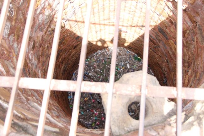 ゴミ溜めじゃないかーい。<br /><br />ゴミ箱あるんだからそっちに捨てようよ･･･。