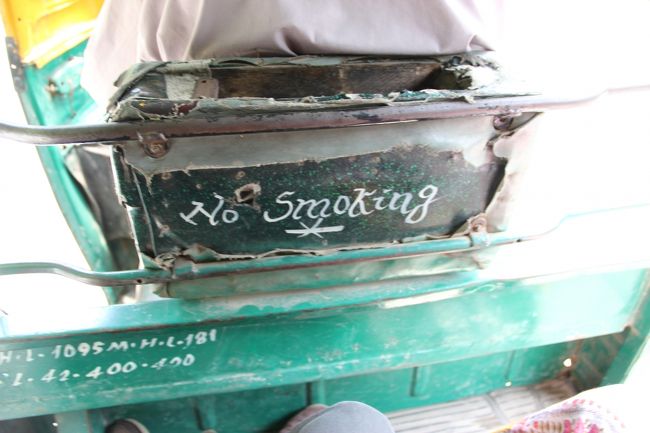 オートリキシャーに乗り、フマユーン廟に向かいます。