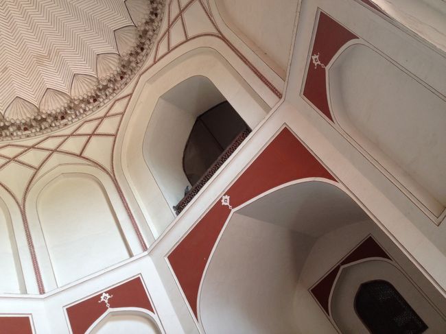 天井が高く、壁が白いので明るいです