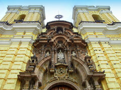 サン・フランシスコ教会/修道院
アルマス広場から歩いて数分のところにある、1545年から100年かけて建てられた教会です。
外装の飾り壁が緻密でしたが、間には鳩がたくさんとまっていました。
この教会の周りには、不思議なくらいに大量の鳩がいます。