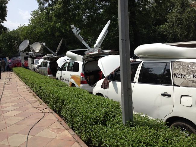 さらに歩いてインド門のほうへむかいます。<br /><br />なにやら中継車がいっぱい･･･？