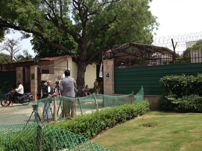 裁判所前で中継やってました。なんだろう？