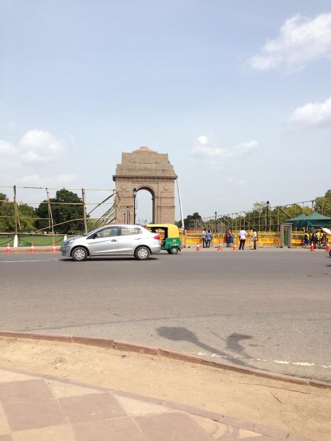 歩こうかと思ったが全然つかないのでオートリキシャー乗りました。