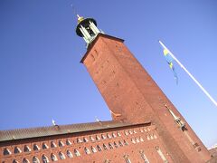 お目当てはタワー！
人数制限の都合上、少し後の回になりました。

ちなみに市庁舎ガイドツアーは３時まででした。
朝はチケットオフィスが９時前にはあいているみたいです
ので、明日改めます。

ストックホルムカードを持っている場合でも、事前にチケット
オフィスで提示して時間が記載されたチケットを入手する
必要がありますので、お気を付けください♪