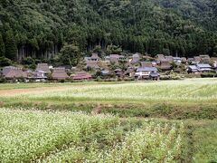 国指定 重要伝統的建造物群保存地区「南丹市 美山町北」（1）

かやぶきの里として知られる「美山町北」の集落。

京都府・美山町は、かつては北桑田郡に属していた。しかし、平成17年に、常照皇寺などで知られる北桑田郡・京北町が京都市に編入され、翌18年には、美山町が船井郡・園部町などと合併して南丹市が発足したことにより、北桑田郡は消滅した。

南丹市は、大阪府（能勢町）、兵庫県（篠山市）、滋賀県（高島市）、福井県（おおい町）の4府県と境を接している。