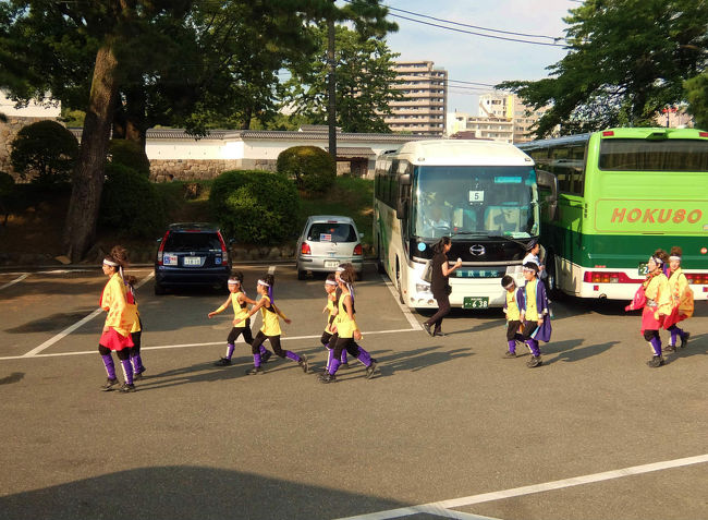 踊ってきた？のかな、<br /><br />　箱根板橋駅前で別れた観光バスがお待ちかね<br /><br />　　よく歩いた、、バスツアー　一万歩は楽に超えていました<br /><br />　　　草臥れるわけです。