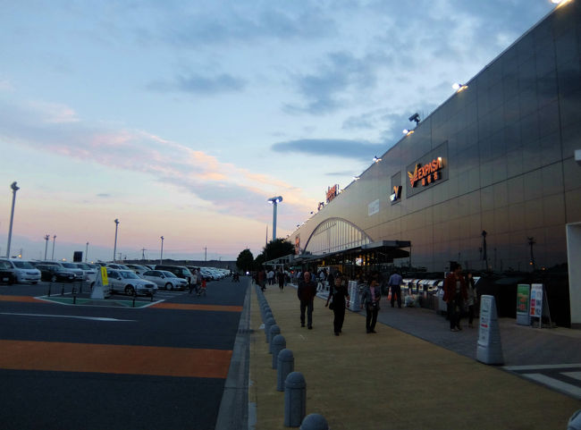 厚木道路　東名　混雑。<br /><br />　運転手さん任せ　楽ですね。<br /><br />　　海老名のサービスエリア<br /><br />　　　　トイレ休憩<br /><br />　　　　　　大混雑のサービスエリア