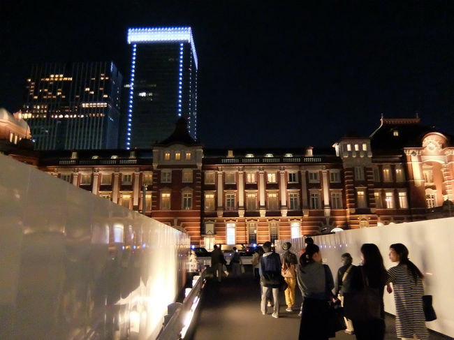 居眠りしながら<br /><br />　東京駅へ<br /><br />　　陽は落ちて、<br /><br />　　　夜の東京駅は美しい。