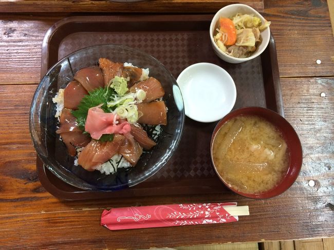 定食屋さんでランチ。まぐろ丼定食。ウマシ！