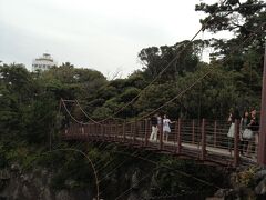 城ヶ崎吊り橋。
やっぱりこわい。
駐車場はちゃんと近くにあるので、早まって”ぼら小屋”に止めると結構歩くことになる。