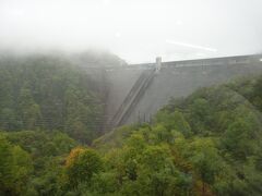 奥只見ダムです。ざんざん降りの雨の中、ダムも霧に煙っています。
この年(２０１３）の紅葉にはまだ少し早かったようです。