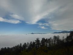 乗鞍スカイラインを登っていくと雲を抜け、雲海の上に北アルプスが見えて感動的でした。私は右窓側の座席でしたが、左窓側の座席の方が絶景を見られる機会が多かったと思います。