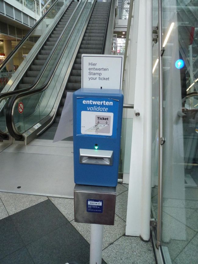 中央駅へ移動します。<br />切符はこれに入れて刻印をしてからホームへ