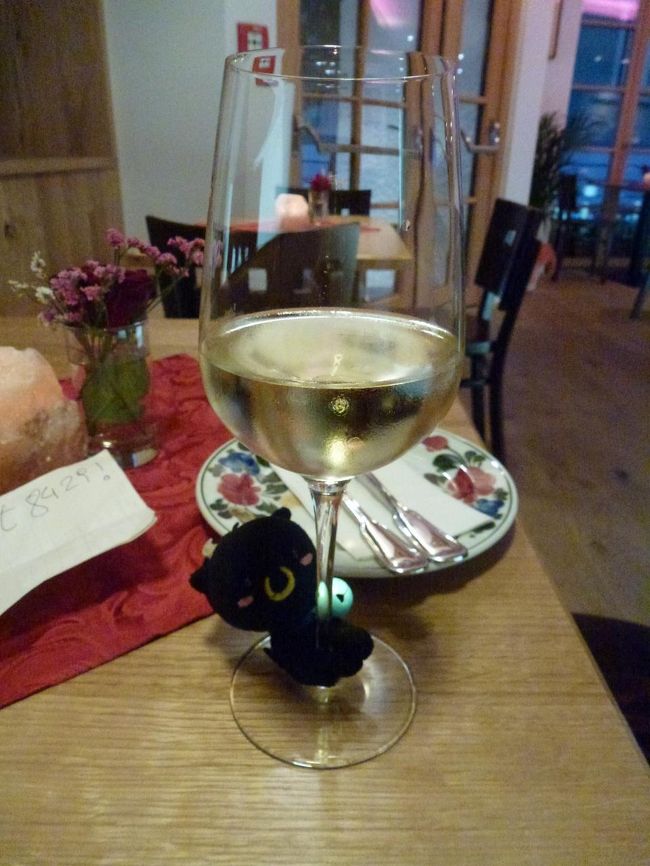 晩ごはん。<br />白ワインでまずは一杯