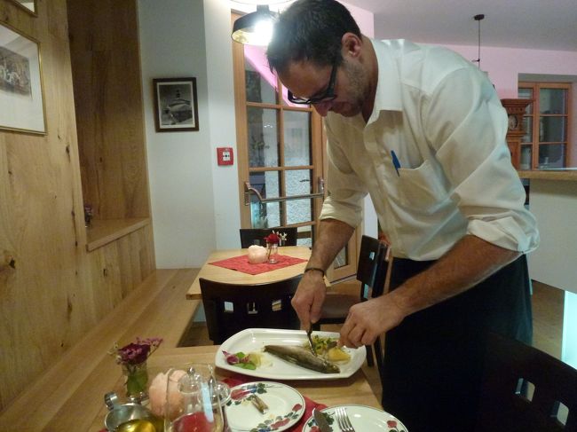 食べやすいように切ってもらいました。<br />ナイフとフォークで器用に取ってくれたわ〜