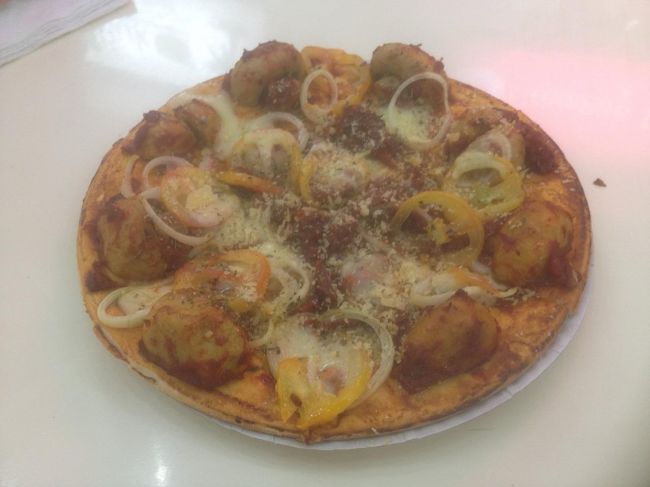 ここでファミリーサイズのピザP149（342円）をオーダー。<br />2人分食べ切りサイズでした。<br /><br />味はまったりとしてそれでいてのっぺりとした<br />イマイチなピザ。<br />ピザ生地が味のしないクラッカー<br />みたいなのも大きなマイナス要因でした。