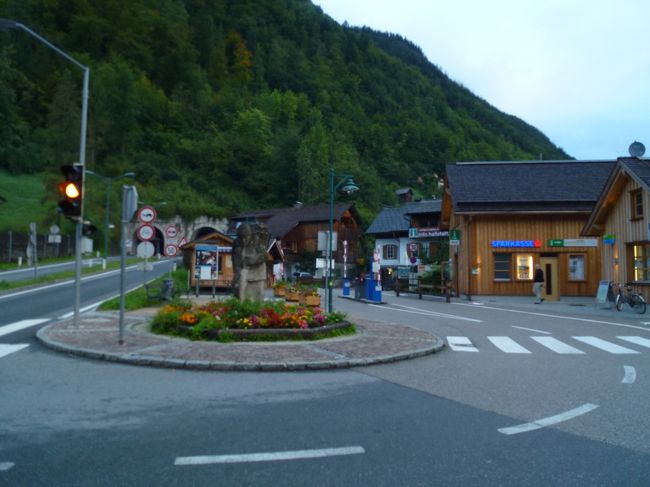 ハルシュタットの朝。<br />天気もよくなりそうな予感。<br />今日はオーバートラウンのロープウェイ乗り場へ行きクリッペンシュタインへ。<br /><br />とりあえず朝食前に散歩を。