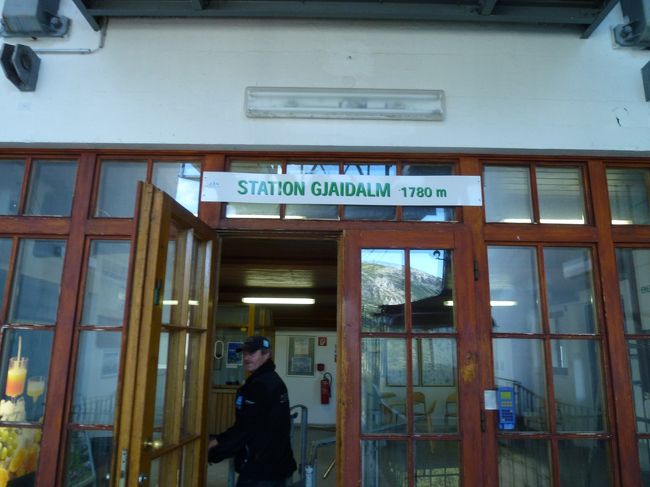 やっぱり下ってるやん。<br />どうやらここから登山をする人たち用のロープウェイだったみたい。