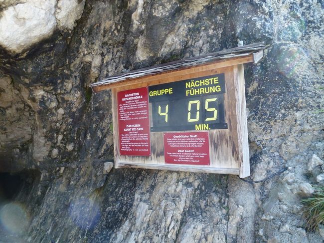 グループ4のツアーがあと5分です。<br />の意味。<br /><br />実はロープウェイの第一区間降りたところでツアーの予約をしないといけなかったらしい。<br />何も考えずにそのままスルーしてファイブフィンガー行ってそのまま来ちゃった。<br />しかもまたツアー予約するにもあの坂道をまた登るのはしんどすぎると思ってどうにか入れないかと思ったらあっさり入れた。笑