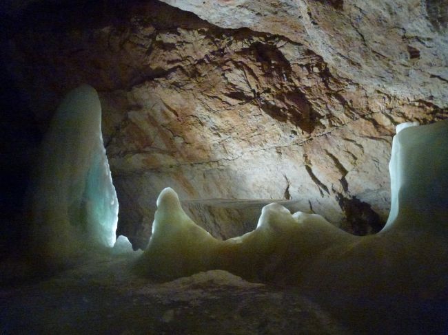 鍾乳洞の氷版。<br />前日のヴェルフェンは写真NGだったけどこっちは写真OK