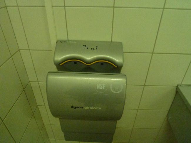 トイレの手を乾かすやつ。<br />ダイソンは風量がきつくて一瞬で乾いた。