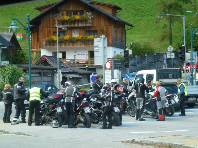 ハルシュタットのバス停にはツーリングに来てる人たちも