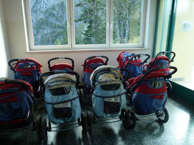 ベビーカーが何台も。