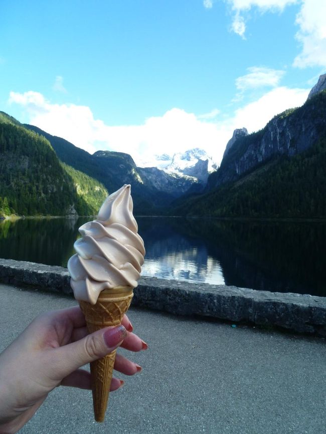 お昼ごはん食べてなかったのでソフトクリーム買ってみた。<br />2ユーロ。<br /><br />想像以上に胃もたれ。笑