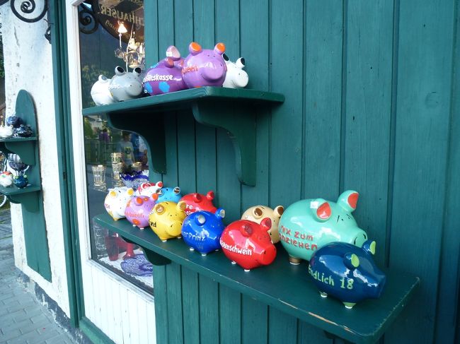 ちょっと散策。<br />豚の貯金箱は世界共通なのね。