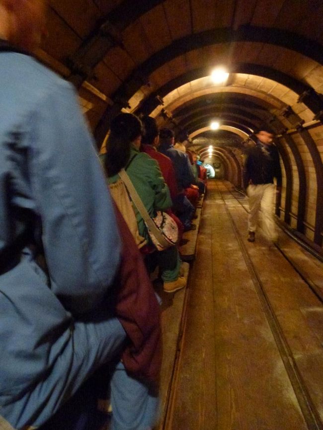 最後はトロッコに乗って外まで。