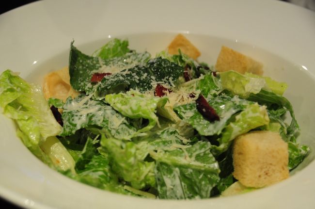 お腹の空いた二人は、シーザーサラダと、