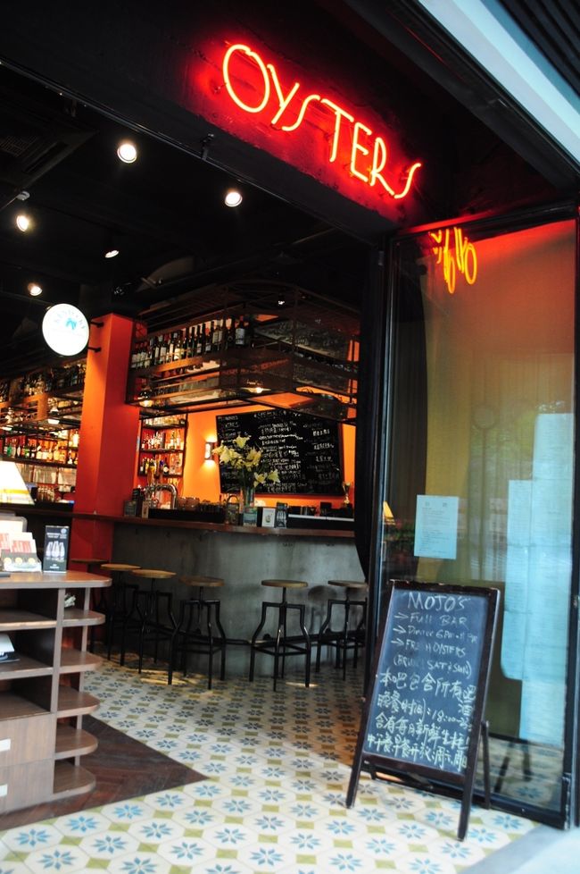 ほかにもバーがあったり