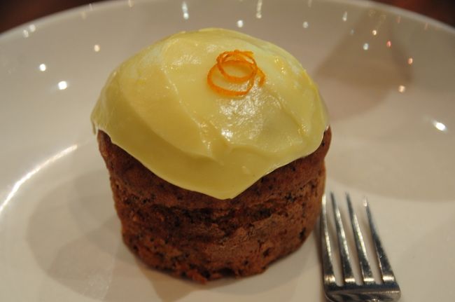 Wagasを見つけて、大好きなキャロットケーキを★<br /><br />○　Wagas<br /><br />キャロットケーキと紅茶でまったりしながら、式の予定を立てていたら、私、寝てました…1時間以上…笑