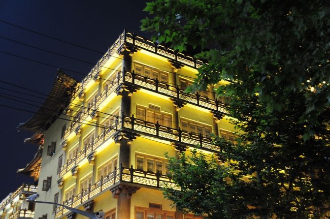 もう8時過ぎってことで起こされて、静安寺駅の方向に向かっていると、キラキラ輝く物体が。