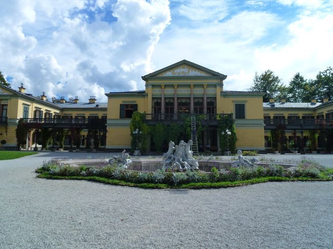 カイザーヴィラ。<br />フランツヨーゼフとエリザベートの結婚祝いに皇帝の両親が贈ったらしい。<br /><br />中に入ってみようかと思ったけどヨハンシュトラウスの旧邸に行こうと思っていたので庭を散策程度に