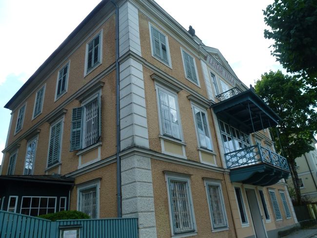これがヨハンシュトラウスの旧邸。<br /><br />なんと！！！<br />休館日でした。笑<br /><br />時差ボケのせいじゃないけど何曜日かとかの間隔ゼロだった。<br />こんなことならカイザーヴィラでゆっくりすればよかった〜！！！