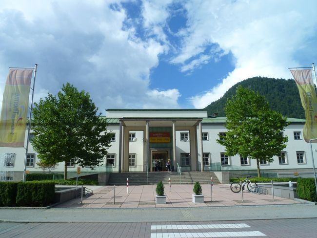 これが有名な温泉。<br />入るには水着が必要。