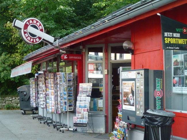 キオスク的なところ。<br />ずっとカフェのマークだとおもっていたけどあれはタバコマークだったことがここにきてやっと発覚。