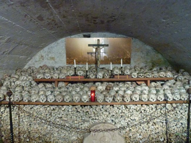 ハルシュタットはその土地の狭さから土葬するにも場所がなく土葬後15年後には遺骨を掘り起し乾かし装飾を施しこのバインハウスへ納骨するという風習だったみたい。<br />今は火葬をしているけども遺言とかでこのバインハウスへ納骨したい希望を示せば入ることができるらしい。<br /><br />一番新しい頭蓋骨は1983年に亡くなった人。