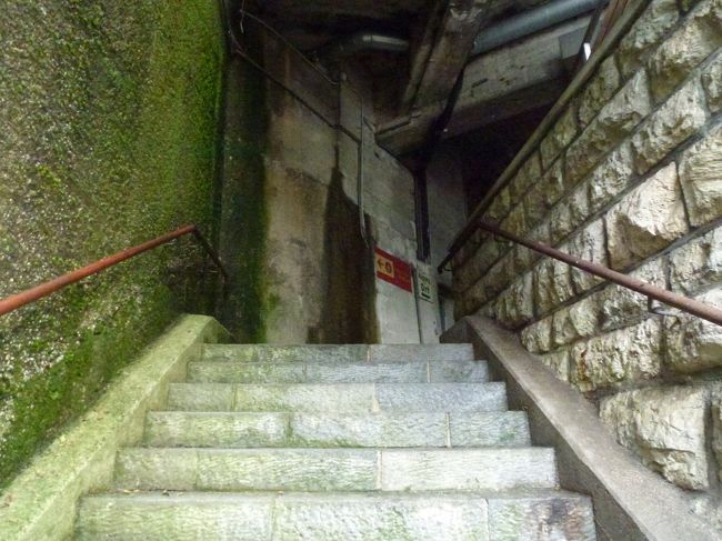 暗くて怖いけど行ってみたら駐車場でした