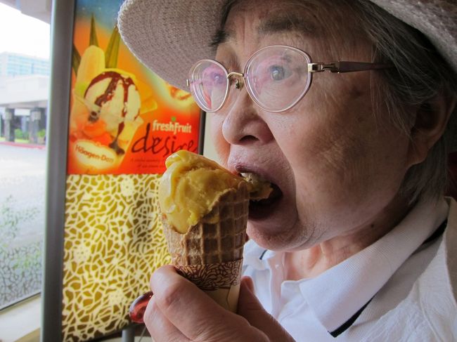 食べてばかりですが、<br />ホテルへ戻り、あまりの暑さにアイスを<br />パクリ。このホテルの１階に<br />ハーゲンダッツがあるんですよね。<br />もう仕方ないですね！食べましょう！