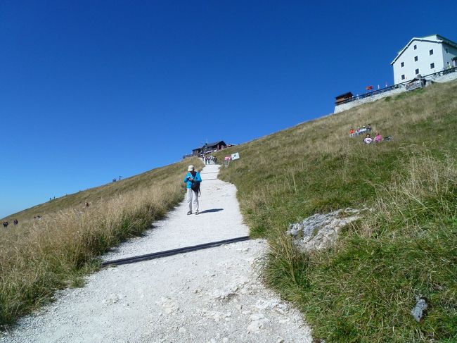 このガタガタ道を20キロ超えのスーツケースで登るのは今思っても苦行。ｗ<br />後で知ったけどあらかじめ車掌に言っていたらホテルの食糧を運ぶリフトで運んでくれるみたい。