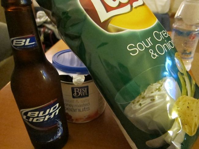 ホテルの部屋で、二次会スタート。<br />ナッツにポテチとこれはビールが止まりません。<br />１人酔っ払い、母と姪は冷めた目で私を見ている。<br />いいじゃないかグアムだぞーと深酒に。